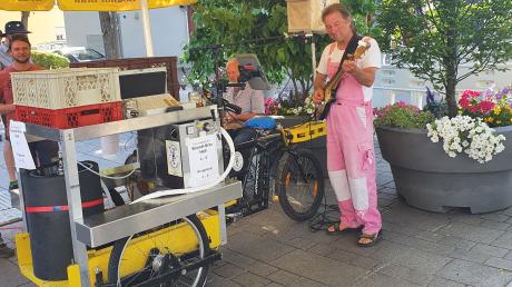 So kennt man ihn: Manni Fritsch in seiner rosa Latzhose mit Gitarre und Boandl-Bräu-Bike ist ein Aichacher Original.