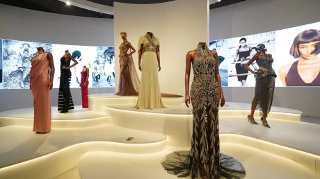 Vor allem die beeindruckenden Roben von Naomi Campbell sind in der Londoner Ausstellung zu sehen. 