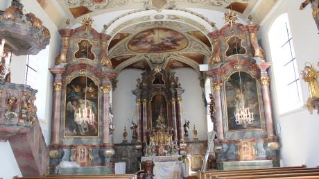 Blick vom Kirchenschiff in den Altarraum. Dieser wurde bereits 2012 saniert und jetzt mit einer neuen Beleuchtung versehen.