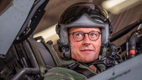 Auf Kurs nach oben? CDU-Chef Friedrich Merz als Co-Pilot im Eurofighter.