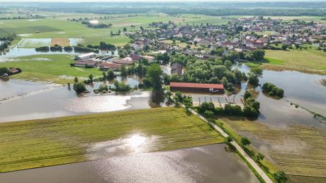 Der Riedstrom hat die Fluren im Dillinger Stadtteil Kicklingen überschwemmt. Die Überflutung der Häuser konnten die Feuerwehren mithilfe der Bundeswehr und vielen weiteren Bürgern und Bürgerinnen verhindern.
