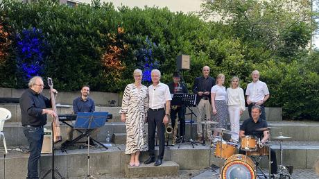 Ein perfektes Zusammenspiel hervorragender Musiker und kurzweiliger Unterhaltung begeisterte am Donnerstagabend die Besucherinnen und Besucher im Schlosspark in Ichenhausen.