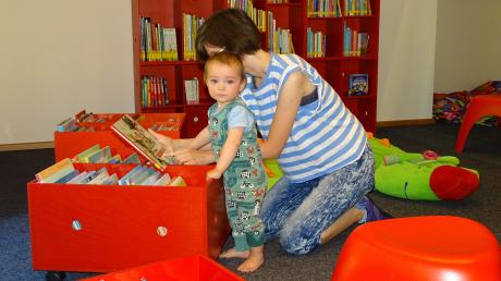 Hauptzielgruppe der Meringer Bücherei sind Kinder und Familien. Hier sucht die kleine Vaiana mit ihrer Mutter neue Bilderbücher aus