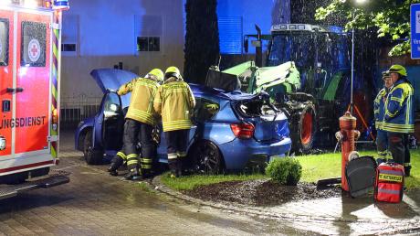 Rettungskräfte arbeiten nach einem Unfall in Wattenweiler an dem Unfallfahrzeug.