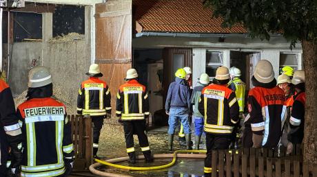 150 Feuerwehrleute bekämpfen Freitagnacht einen Brand in einer Scheune in Otting.