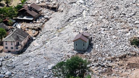Eine Drohnen-Aufnahme zeigt das vom Erdrutsch betroffene Gebiet Lostallo mit von Steinen und Erde verschlungenen Häusern.
