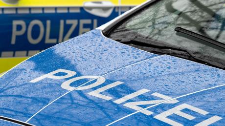 Die Polizei sucht Zeugen für einen Unfall bei der Autobahn-Auffahrt Adelsried am Freitagabend.