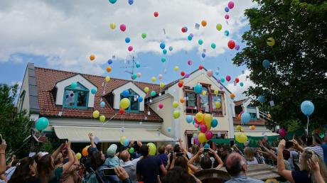 Bunte Luftballone ließen die Kinder Geburtstagsfest des Kinderhauses in den Himmel steigen.