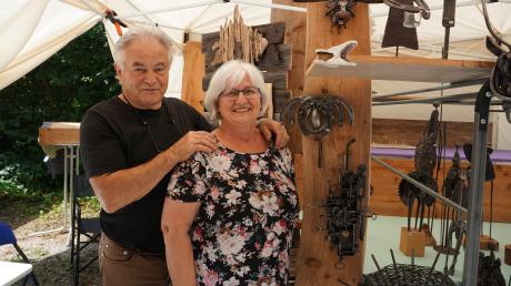 Johann und Marita Sailer aus Herbertshofen verkaufen Handwerkskunst aus Metallabfällen.