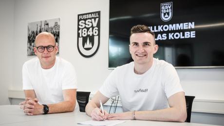 Niklas Kolbe (rechts) verstärkt den SSV Ulm 1846 Fußball in der kommenden Saison. SSV-Geschäftsführer Markus Thiele freut sich über den Neuzugang.