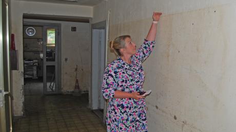 Heimleiterin Karin Antoncic zeigt, wie hoch das Wasser im Keller des Heims stand.