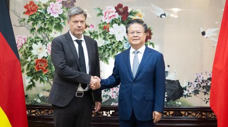 Ein Handschlag, doch die Konfliktpunkte wurden angesprochen: Bundeswirtschaftsminister Robert Habeck (links) traf Zheng Shanjie, den Vorsitzenden der Nationalen Reform- und Entwicklungskommission in China. 