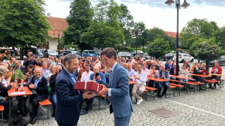 Im Klosterhof verfolgten viele Besucher, wie Landrat Mario Glaser (rechts) den neuen Roter Bürgermeister Andreas Maaß mit einem Präsent begrüßte.