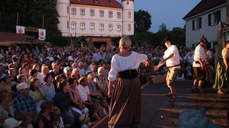 Vor historischer Kulisse wird die Mini-Oper der Oberneufnacher Musikanten besonders stimmungsvoll.