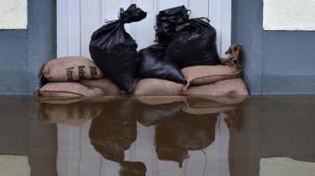 Während des Hochwassers waren Sandsäcke so wie an der Mindel in Burgau der wichtigste Hochwassersschutz. Nun geht es um die Frage einer Pflichtversicherung vor Elementarschäden.