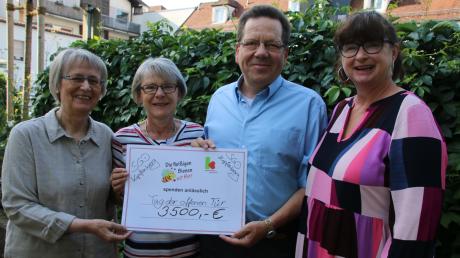 Übergaben 3500 Euro an die Kartei der Not: Renate Bauer, Ulrike Rückel und Michaela Michalek (von links) von den Fleißigen Bienen gemeinsam mit Claus Meilinger, Geschäftsführer SGD Pharma aus Kipfenberg. 