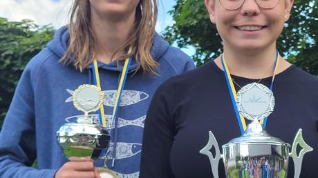 Leonard Geermann und Hannah Söllner freuen sich über ihre Pokale bei der Schwabmünchner Schwimm-Stadtmeisterschaft.