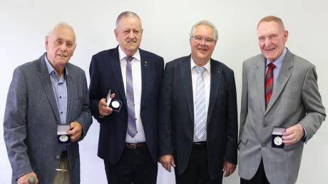 Röfingens Altbürgermeister Michael Mayer (2. von links) ist jetzt
Ehrenbürger der Gemeinde Röfingen. Hermann Haug (ganz links) und Werner
Schmucker (rechts) verlieh Bürgermeister Hans Brendle die Bürgermedaille der
Gemeinde.
