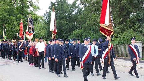 Ein Doppelfest feierte die Freiwillige Feuerwehr Herbertshofen. Dazu gehörte auch ein Festumzug.