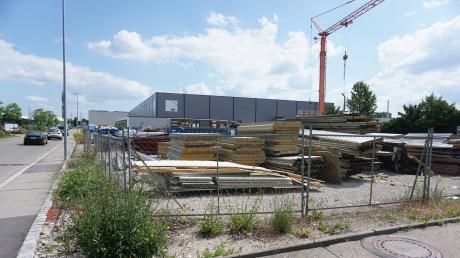 Die Leichtbauhallen von JWS werden gerade abgebaut. Bald sollen an diese Stelle Holzmodule kommen.