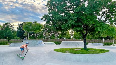 Ein Teil des Reeseparks ist ein moderner Skatepark, wo die Kinder Zeit verbringen können. 