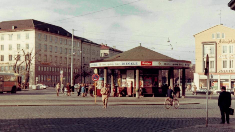 Der Königsplatz 1955 mit Pilz. Er stand dort von 1913 bis 1977.
