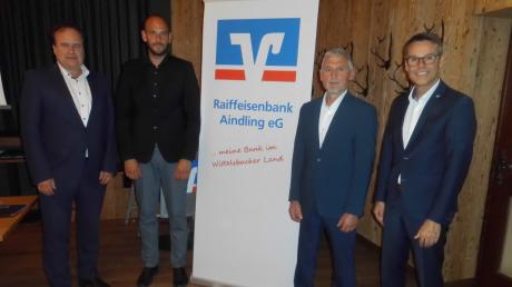 Nach den Wahlen zum Aufsichtsrat nahmen die Vorstände Manfred Gerstner (links) und Anton Fürst (rechts) Isidor Held jun. und Peter Haberl in die Mitte.