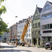 Für die Sommernächte 2024 in Augsburg musste eine Baustelle samt Kran zurückgebaut werden. Das verursacht hohe Kosten für die Eigentümer.