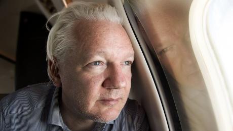 Julian Assange am Dienstag im Flugzeug auf dem Weg von London nach Bangkok, wo eine Zwischenlandung für den 52-Jährigen anstand. 