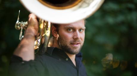 Andreas Hofmeir kommt am 3. Juli mit seiner Tuba namens „Fanny“ in die Stadthalle Schwabmünchen.