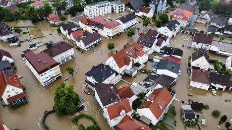 Viele Straßen waren auch in Babenhausen überflutet. Jetzt kommt der FC Memmingen zum Hochwasser-Benefizspiel.
