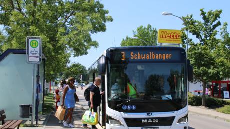 In Neuburg sind nur wenige Bushaltestellen barrierefrei umgebaut, wie hier an der Haltestelle "Franz-Boecker-Str." im Schwalbanger.