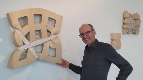 Der Südtiroler Künstler Egon Digon stellt im Kunstraum Werner Schneider seine Holzskulpturen aus.