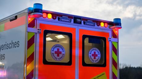 Vier verletzte Personen musste der Rettungsdienst nach einem Unfall bei Issing ins Krankenhaus bringen.