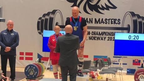 Endlich ganz oben auf dem Treppchen: Sepp Graf aus Hasberg hat es geschafft und im 16. Anlauf den Europameistertitel im Gewichtheben (AK 75) geholt.