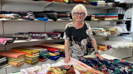 Ist seit 36 Jahren Verkäuferin im Stoffladen: Elisabeth Habla natürlich im selbst geschneiderten Kleid.