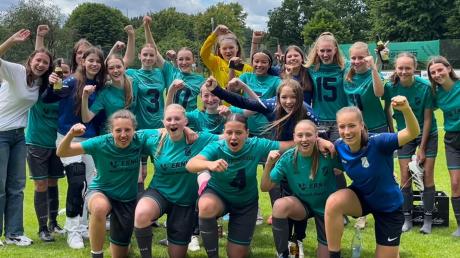 Die U17-Fußballerinnen des FC Loppenhausen haben den Titel in der Bezirksoberliga der B-Juniorinnen gewonnen. Damit steigen die Nachwuchskickerinnen in die Landesliga auf.
