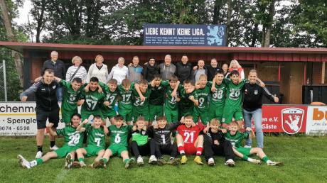 Das U16-Team des TSV 1861 Nördlingen freut sich mit Eltern und dem Trainerteam Sebastian Bitomsky und Andy Schröter über die Meisterschaft der Kreisliga Donau.