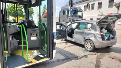 Zu einem schweren Verkehrsunfall ist es am Mittwochmittag in Aindling gekommen. Darin waren ein Auto, ein Lastwagen und ein Linienbus verwickelt.