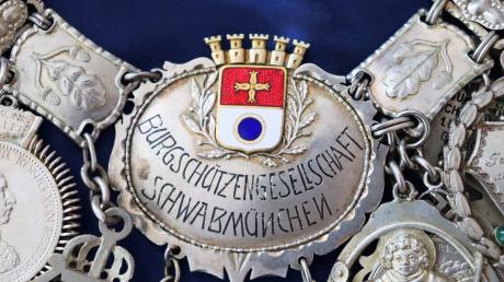 Die 100 Jahre alte Schützenkette lag jahrzehntelang unbemerkt im Tresor der Raiffeisenbank Schwabmünchen. 