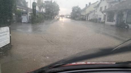 Bei einem Unwetter mit starken Regenfällen kam es in Aindling am Mittwochabend zu Überschwemmungen. Die Feuerwehr war mit 20 Aktiven zweieinhalb Stunden im Einsatz.