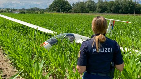 Ein 21-jähriger Pilot musste auf einem Maisfeld bei Diedorf notlanden. Er blieb zum Glück unverletzt.