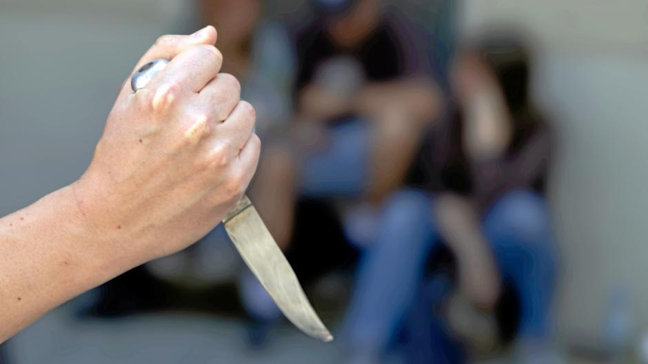 Bei der Polizei Augsburg gehen mehrmals im Jahr Anrufe ein, dass Menschen mit einem Messer in der Hand gesichtet wurden.