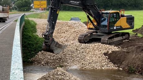 Rund 750 Tonnen Kiesmaterial müssten zur Sicherung der Günzbrücke in Nattenhausen in die Flusssohle und vor den Brückenrändern eingebracht werden. 