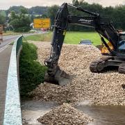  Rund 600 Tonnen Kiesmaterial müssen zur Sicherung der Günzbrücke in Nattenhausen in die Flusssohle und vor den Brückenrändern eingebracht werden, um die Brücke statisch zu sichern. Sie hatte kurzfristig gesperrt werden müssen, da ihre Standsicherheit akut gefährdet war durch das Hochwasser Anfang Juni.