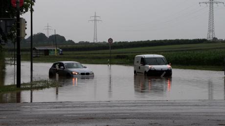 Starkregen überflutete Straßen in Königsbrunn - manche Autofahrer ließen sich durch Absperrungen nicht aufhalten. Das kann teuer werden.