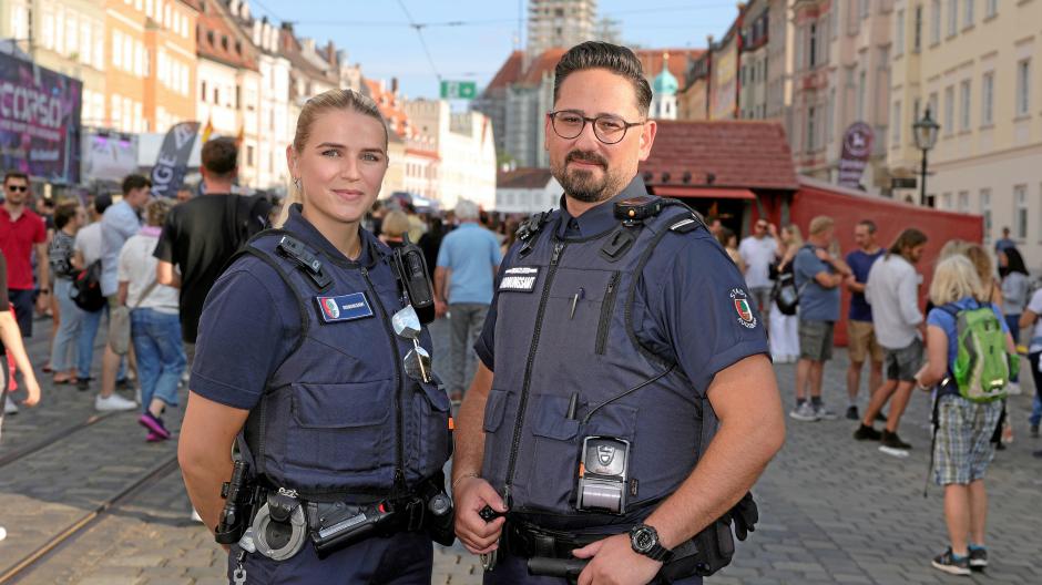 Sabrina Oswald und Göksel Eris vom Ordnungsamt der Stadt sorgen für die Sicherheit auf dem Stadtfest.