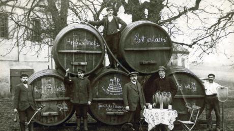 „Hopfen und Malz - Gott erhalts!“ Stolz präsentieren sich Betreiber und Mitarbeiter der Fürstlichen Brauerei Oettingen mit ihren Bierfässern im Jahr 1912 dem Fotografen.