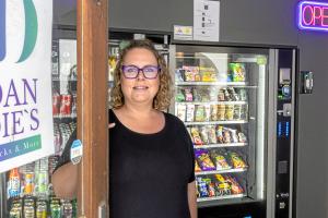 Seitdem sie ihre Automatenkioske auf Druck der Stadt um 20 Uhr schließen muss, habe sie Umsatzeinbußen von rund 80 Prozent, sagt Betreiberin Daniela Diener.