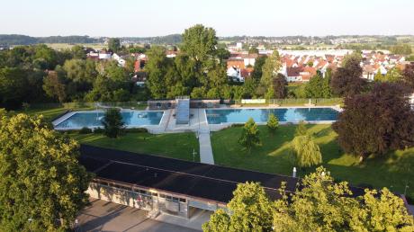 Das Gsundbrunnenbad in Burgau hat seit der Hochwasserkatastrophe geschlossen. Schon Ende der Woche könnte das Freibad wieder öffnen.